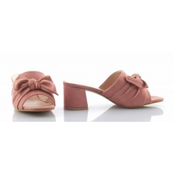 Klapki zamszowe z kokardą na słupku 6 cm. różowe