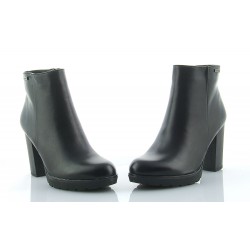 Botki damskie na słupku 9 cm. platforma czarne