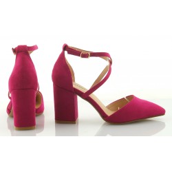 Czółenka zamszowe na słupku 8 cm. pasek fuksja