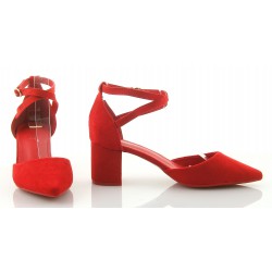 Czółenka zamszowe na słupku 6 cm. pasek czerwone