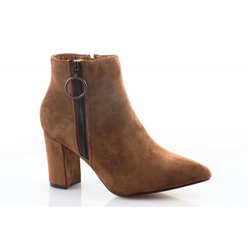 Botki zamszowe na słupku 8 cm. szpic  camel