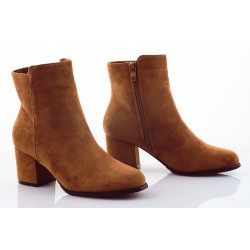 Botki zamszowe na słupku 6 cm. camel