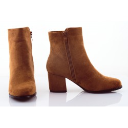 Botki zamszowe na słupku 6 cm. camel