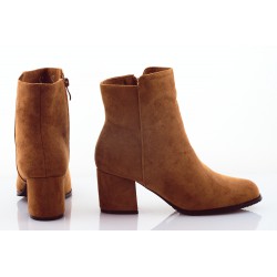 Botki zamszowe na słupku 6 cm. camel