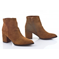 Botki zamszowe na słupku 7 cm. szpic camel