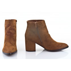 Botki zamszowe na słupku 7 cm. szpic camel