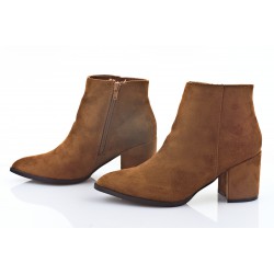 Botki zamszowe na słupku 7 cm. szpic camel