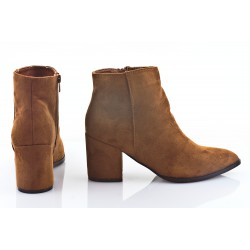 Botki zamszowe na słupku 7 cm. szpic camel