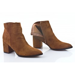Botki zamszowe na słupku 7 cm. szpic camel