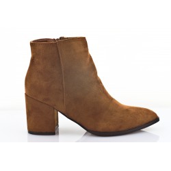 Botki zamszowe na słupku 7 cm. szpic camel