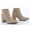 Botki zamszowe na słupku 7 cm. szpic beżowe