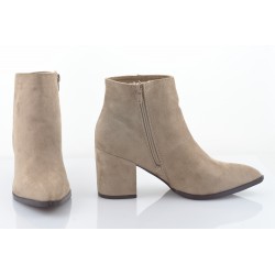 Botki zamszowe na słupku 7 cm. szpic beżowe