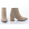 Botki zamszowe na słupku 7 cm. szpic beżowe