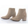 Botki zamszowe na słupku 7 cm. szpic beżowe