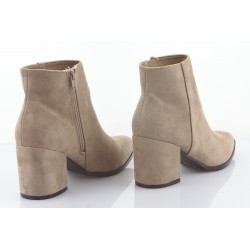 Botki zamszowe na słupku 7 cm. szpic beżowe