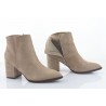 Botki zamszowe na słupku 7 cm. szpic beżowe
