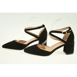 Czółenka zamszowe na słupku 6 cm. pasek czarne