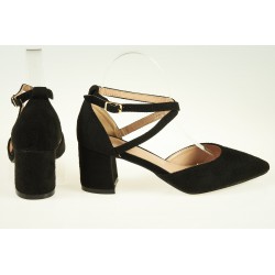 Czółenka zamszowe na słupku 6 cm. pasek czarne