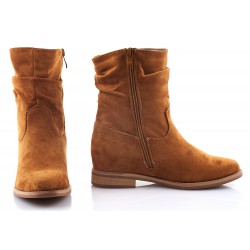 Botki zamszowe na obcasie i koturnie camel