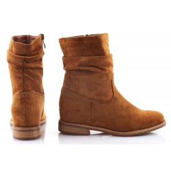 Botki zamszowe na obcasie i koturnie camel