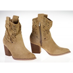 Botki kowbojki zamszowe ażurowe na słupku 7 cm. beżowe