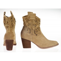 Botki kowbojki zamszowe ażurowe na słupku 7 cm. beżowe