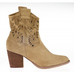 Botki kowbojki zamszowe ażurowe na słupku 7 cm. beżowe