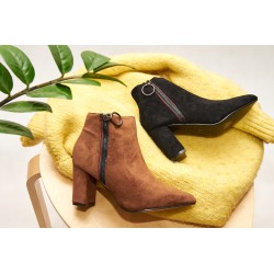 Botki zamszowe na słupku 8 cm. szpic  camel