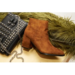 Botki zamszowe na słupku 7 cm. szpic camel