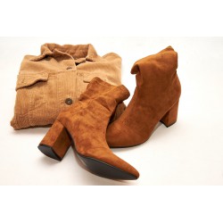 Botki zamszowe stretch na słupku 7,5 cm. szpic camel