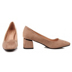 Czółenka zamszowe na niskim słupku 5 cm. beżowe